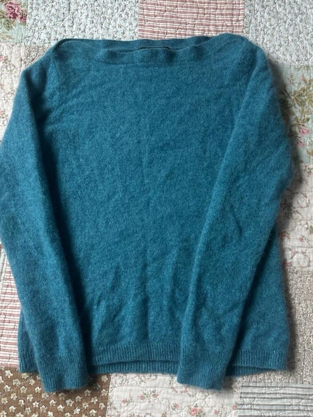 Tahari blue 100% cashmere straight-neck soft lightweight sweater